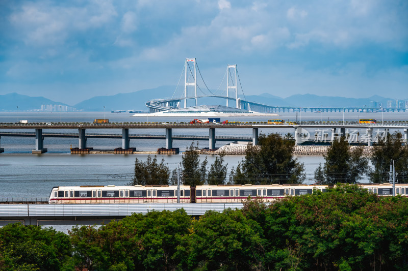 广东深圳跨海大桥与轻轨列车现代化交通枢纽