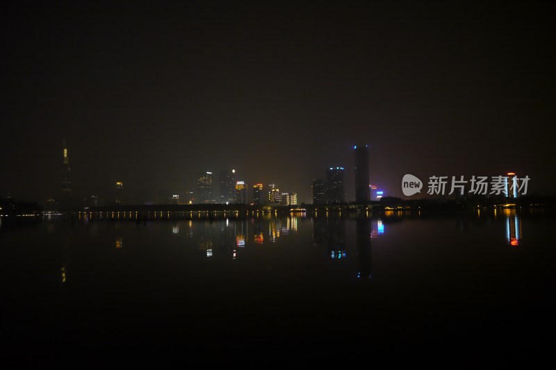 南京玄武湖畔夜景