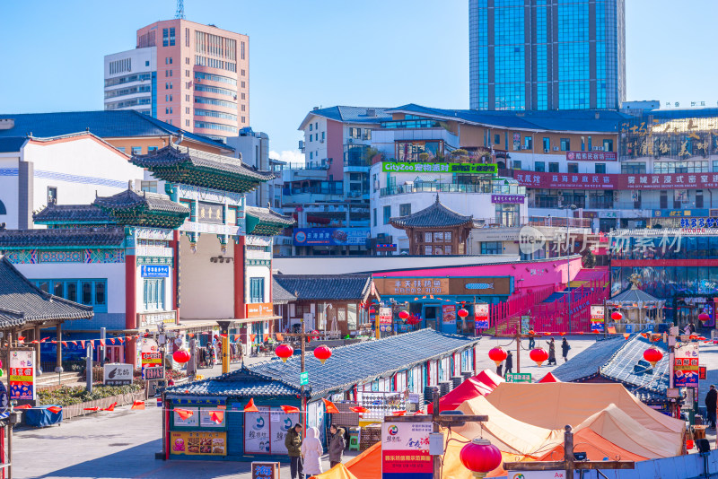 威海韩乐坊白天夜市入口景象