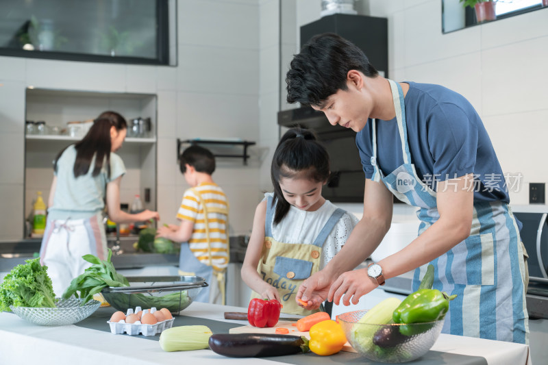 年轻父母教孩子学做饭