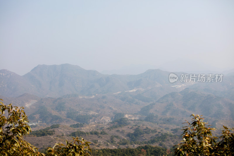 雾霾下的大山