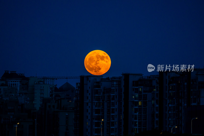 满月时月亮刚刚升上城市的天空