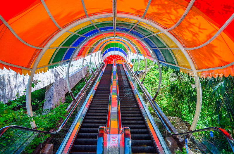 越南芽庄珍珠岛游乐园彩虹多彩楼梯通道走廊