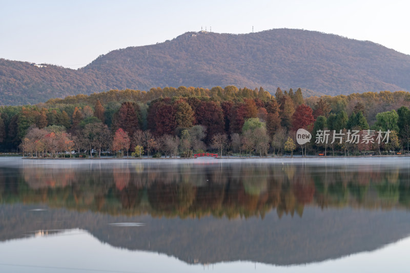 江苏南京灵山风景区前湖秋天秋色倒影