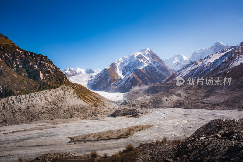 新疆天山山脉宏伟雪山冰川风景