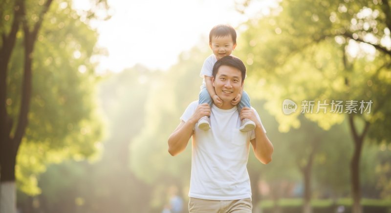 父亲公园背孩子欢乐场景