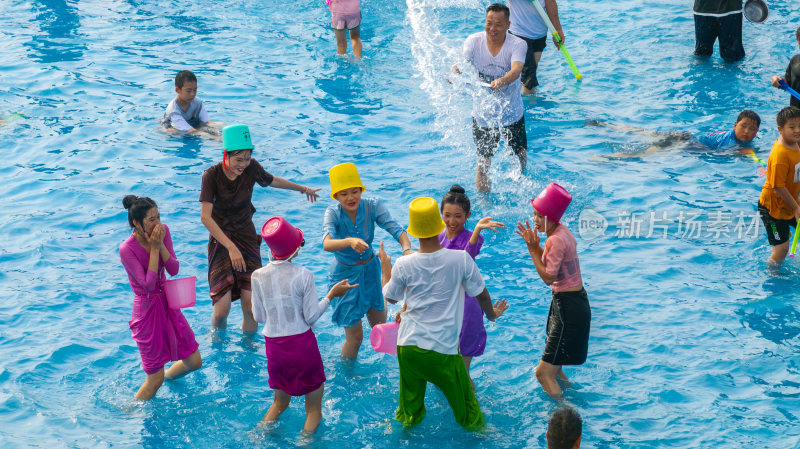 夏天假日里泼水节戏水狂欢