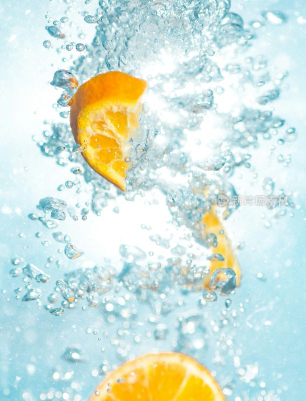 橙子入水溅起气泡瞬间