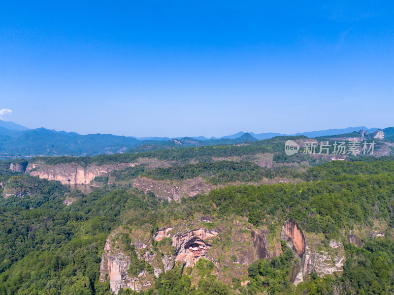 青山绿水城市风光航拍图