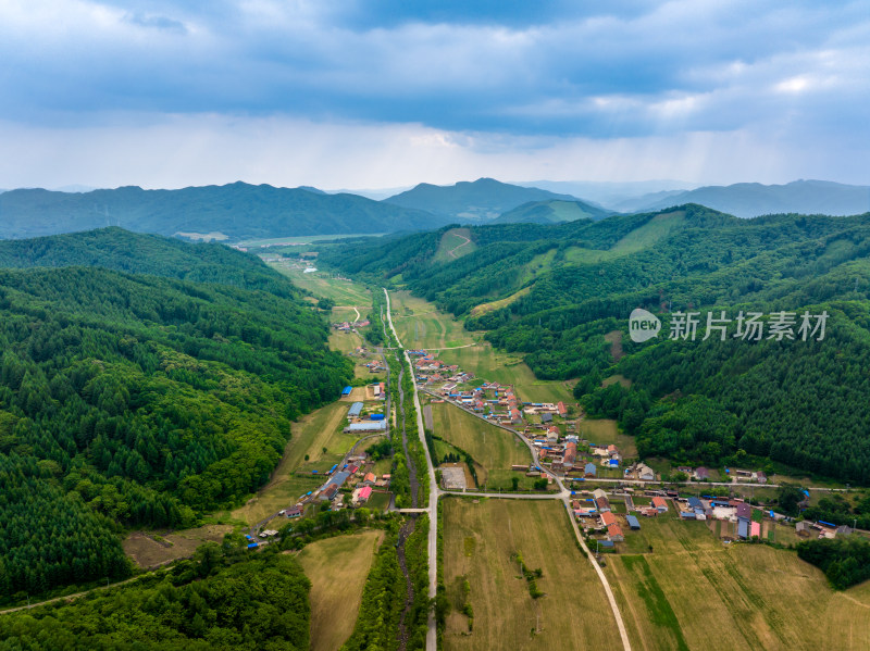 中国辽宁抚顺山谷中的村庄房屋航拍