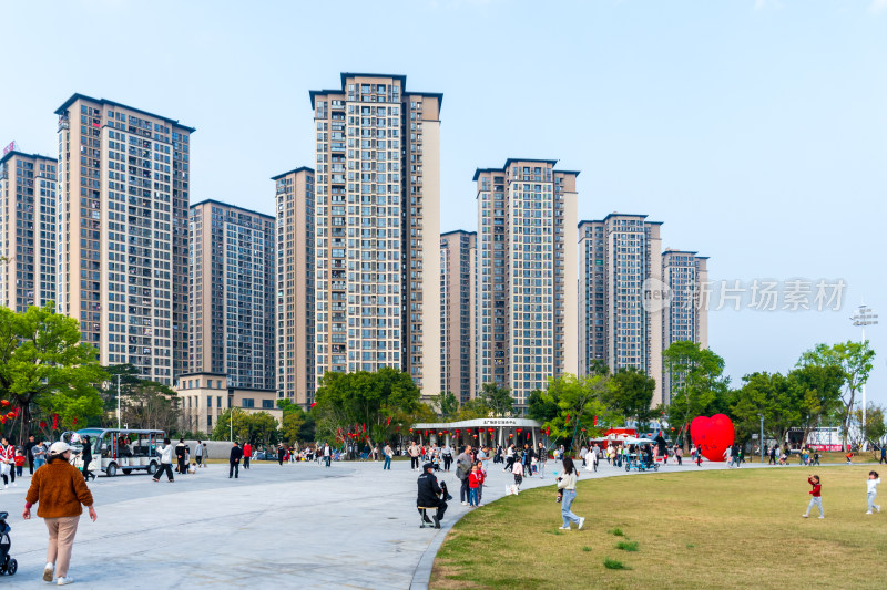 住宅区前广场人群休闲场景