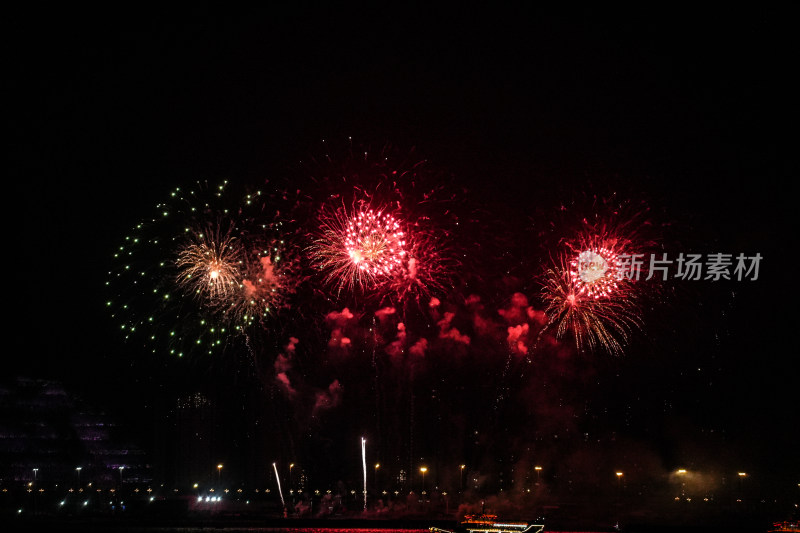 夜空绽放的绚烂烟花