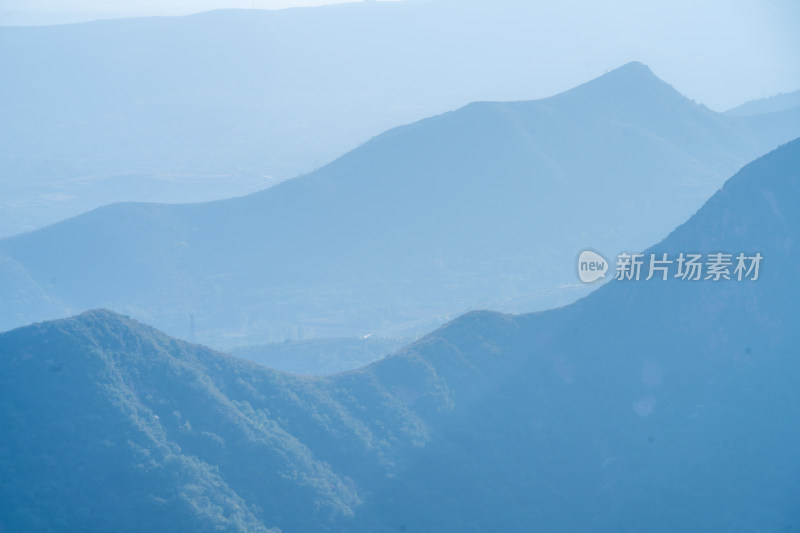 天空下的山脉与森林