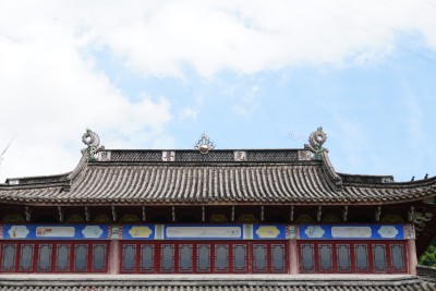 农村寺庙古建筑大雄宝殿屋檐特写