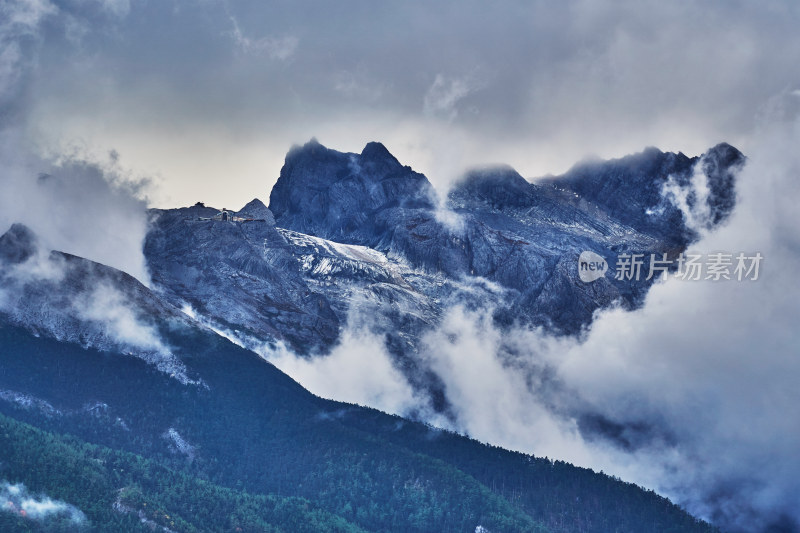 云海中的玉龙雪山