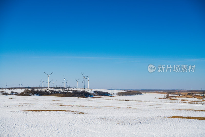 大庆市杜尔伯特县冬季雪地中的风力发电