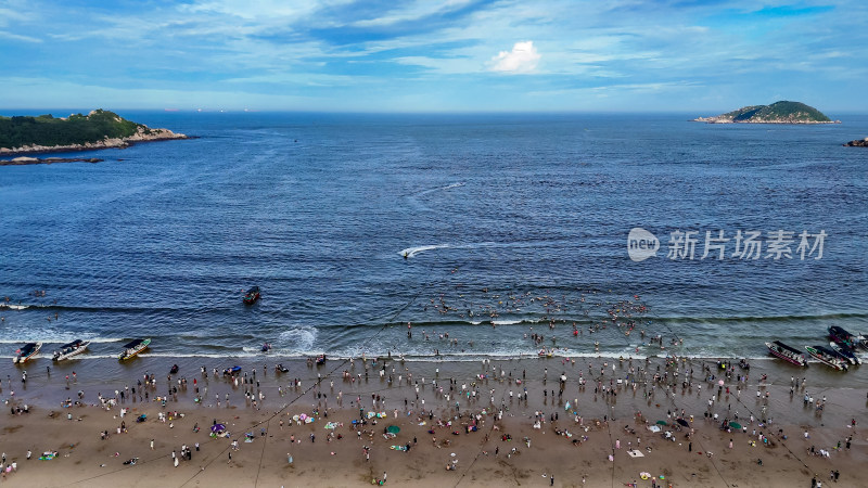 航拍海浪拍打沙滩沙滩游泳游客