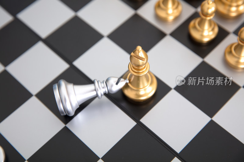 国际象棋棋盘上对决中的象棋子