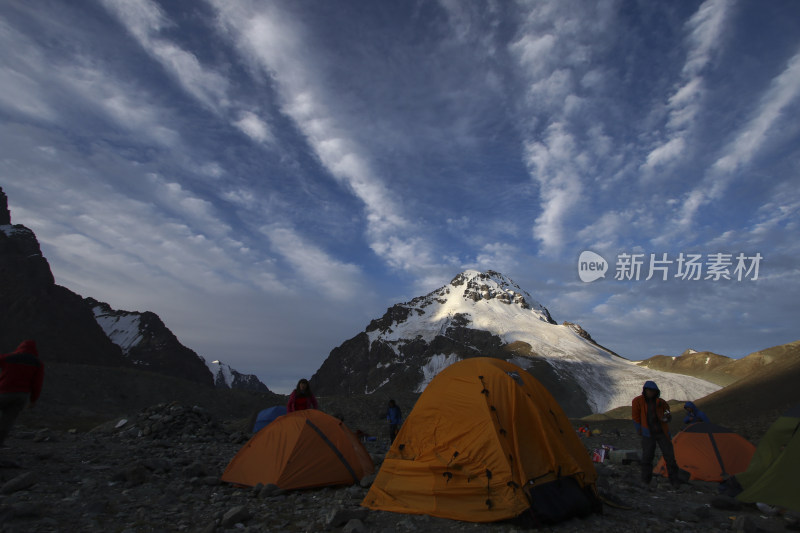 博格达  新疆  天山 蓝天白云下的雪山风景