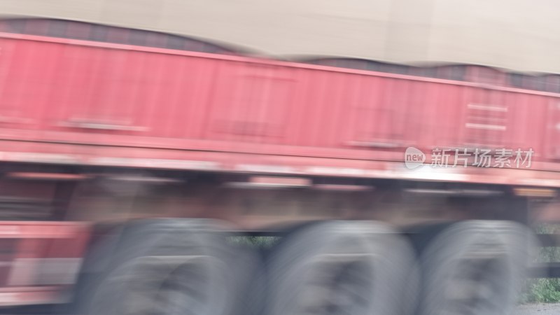 行驶中的红色重型货车