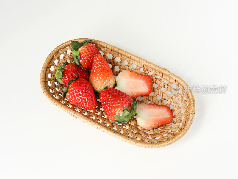 白色背景上的一篮子新鲜水果草莓