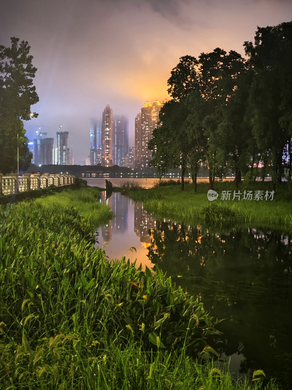 城市水边夜景 高楼灯火倒映水面