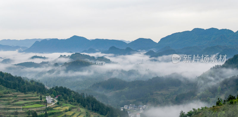 重庆酉阳：雾霾天气青山绿