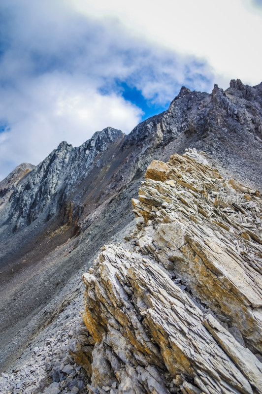 荒凉山峰山脉山脊