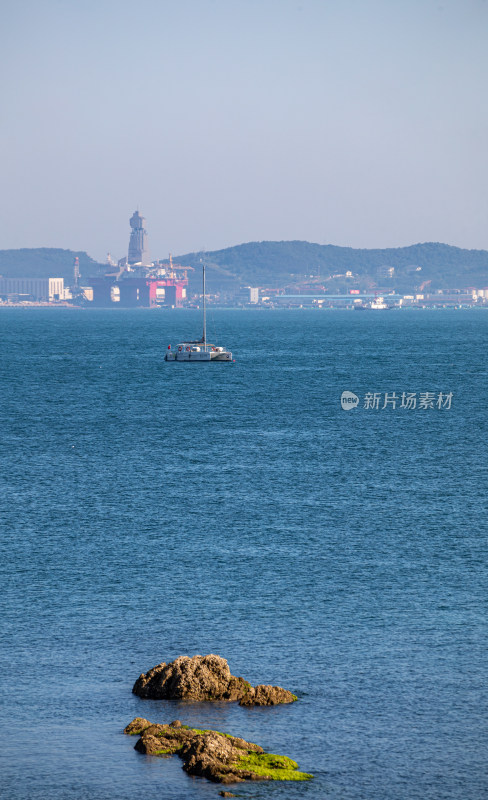 烟台东炮台遗址公园景观看烟台市海滨风光