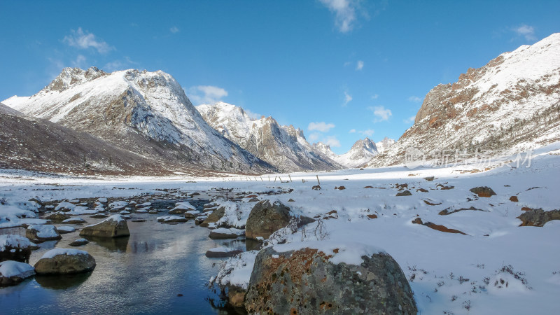 白雪皑皑的群山映衬下的湖景