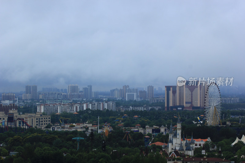 晨光薄雾中的成都市温江区建筑风光