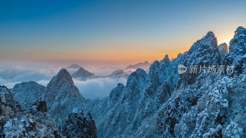 黄山雪后山峦云海日出景观