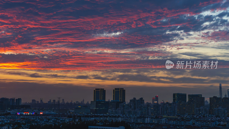 城市上空绚丽晚霞景象