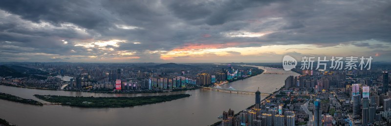 长沙湘江两岸的高楼大厦全景