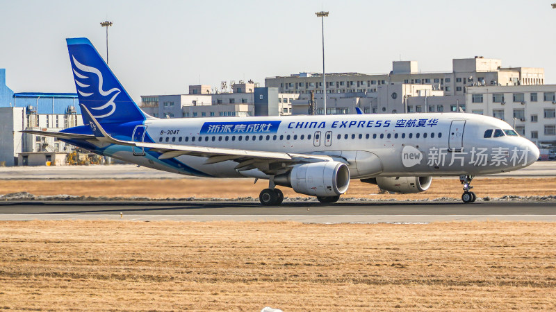 华夏航空飞机停在机场跑道