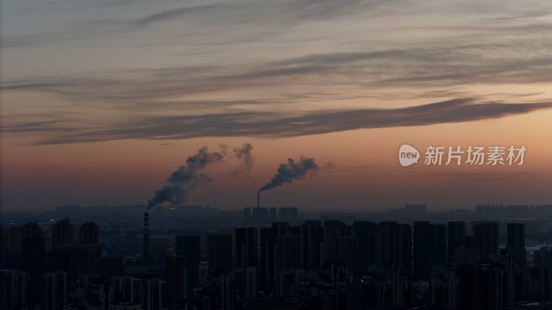 黄昏时分城市建筑远景与烟囱冒烟景象