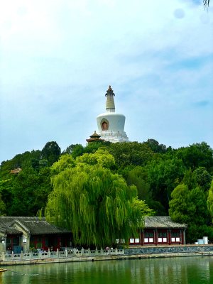 夏季北京东城区北海公园河边