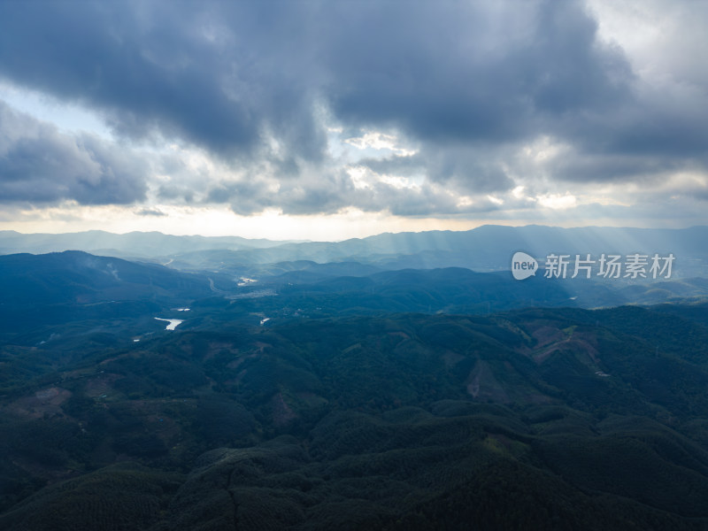 山脉景观与光束效果的高空摄影