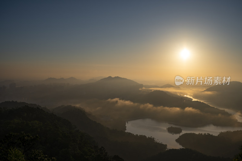 广东中山五桂山狮头山俯瞰长江水库日出风光