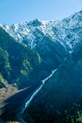 318国道上的雪山冰川