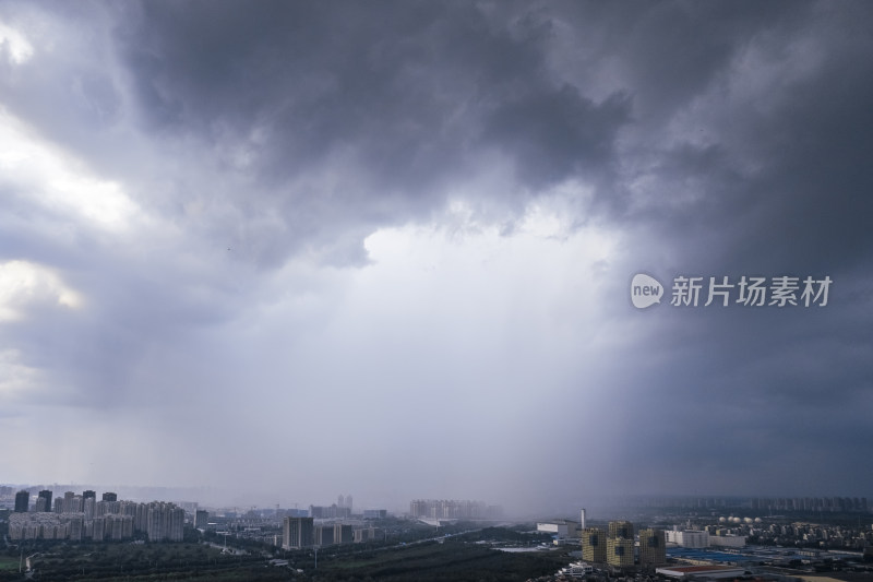 城市上空的暴雨倾泻而下