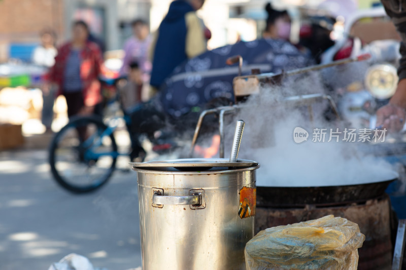 集市上售卖饸烙面的小摊位