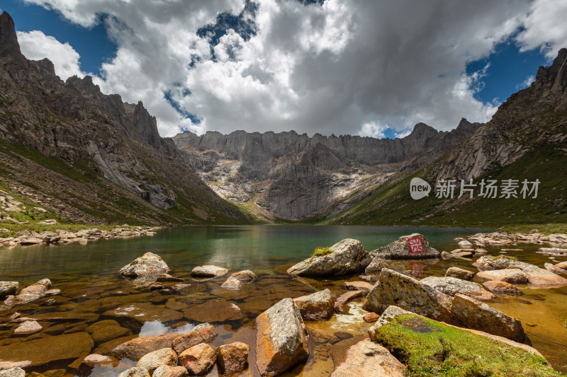 蓝天白云草原山峰湖泊