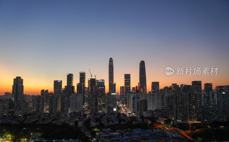 城市夜景鸟瞰，高楼林立灯火辉煌的景象