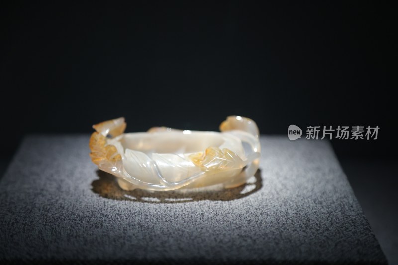 玉石雕花手镯特写