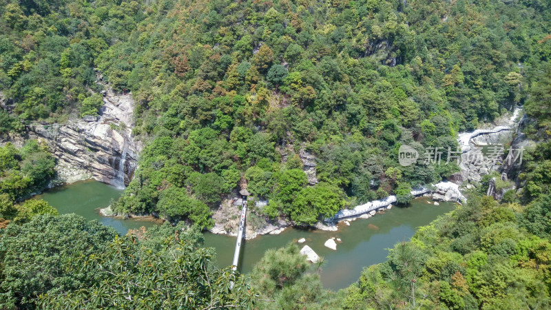 山林间河流及瀑布俯瞰景象