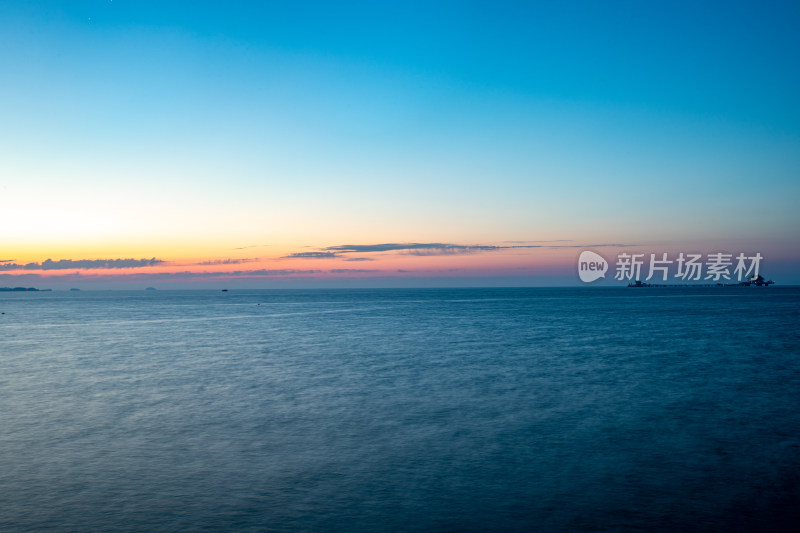 山东烟台东山栈桥海上日出前的朝霞景观