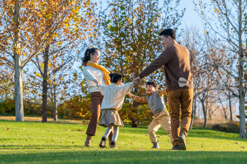 年轻夫妻带着孩子在公园玩耍