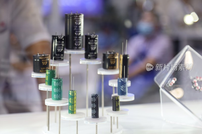 展示架上的多种电子电容器