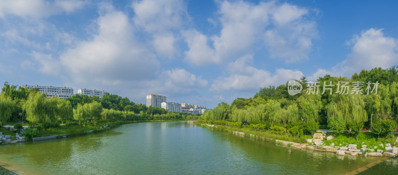 青州城市湖景碧水蓝天